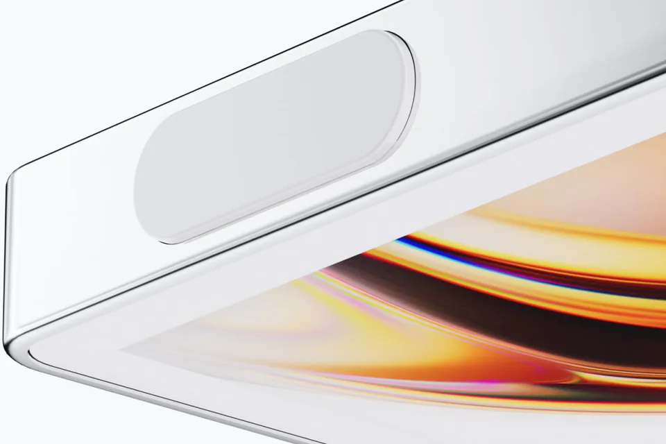 Close-up of OneKey Pro’s elongated side power button beside its touchscreen edge.